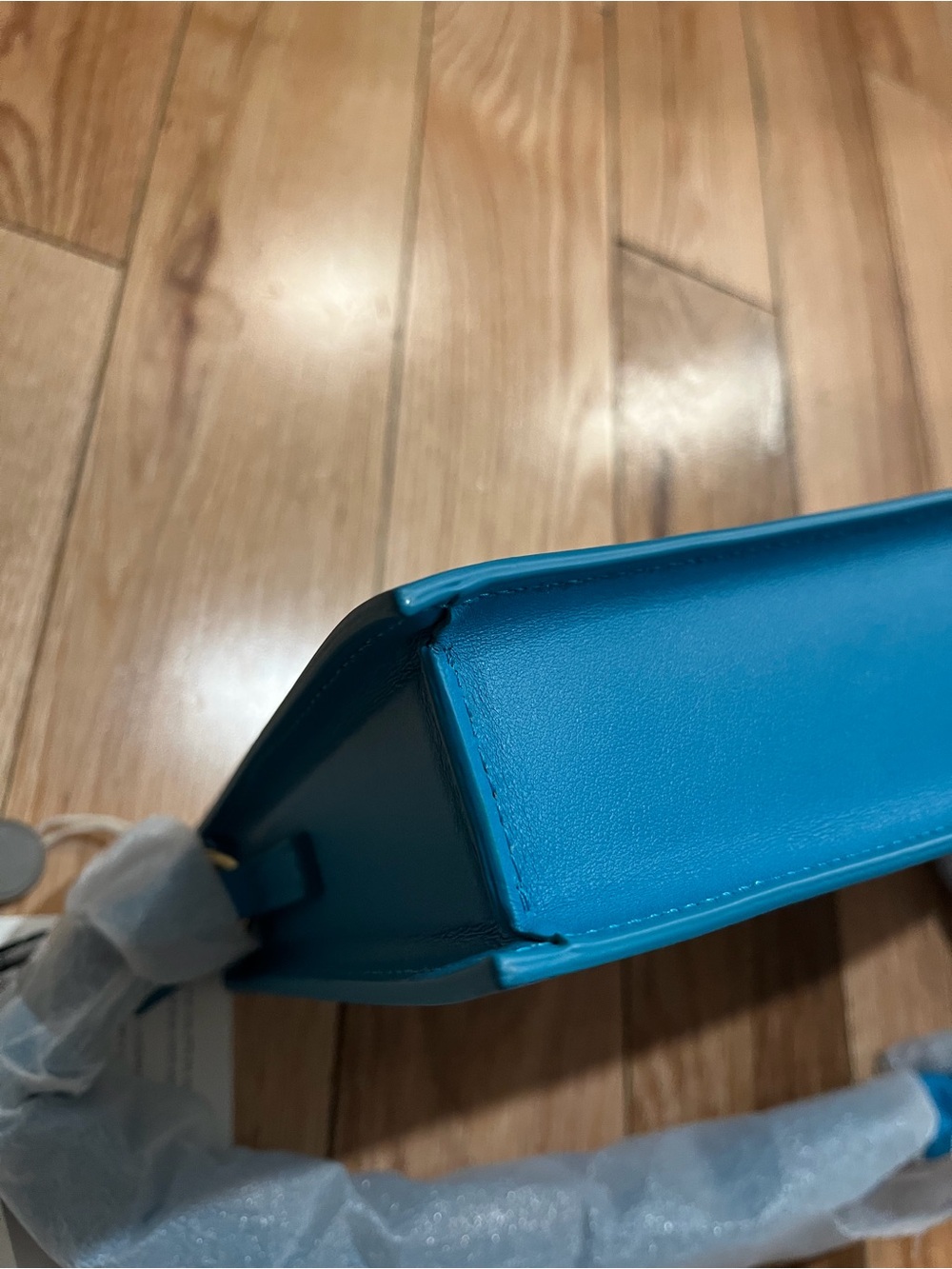 JACQUEMUS
Smooth Calfskin La Vague Turquoise - Picture 10 of 10